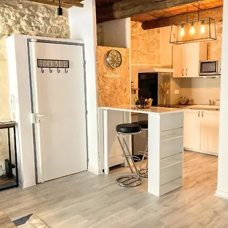 Apartment Immeuble 3 Centre Historique St Gilles Maisoncarreeconciergerie