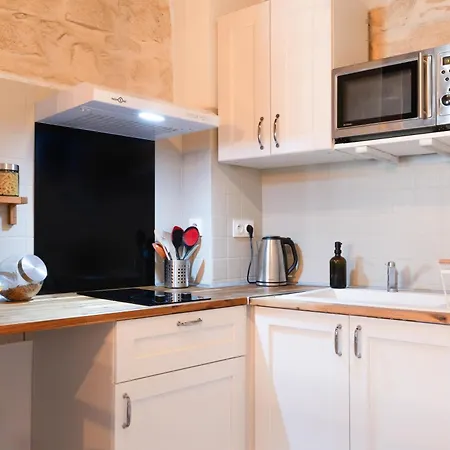 Apartment Immeuble 3 Centre Historique St Gilles Maisoncarreeconciergerie