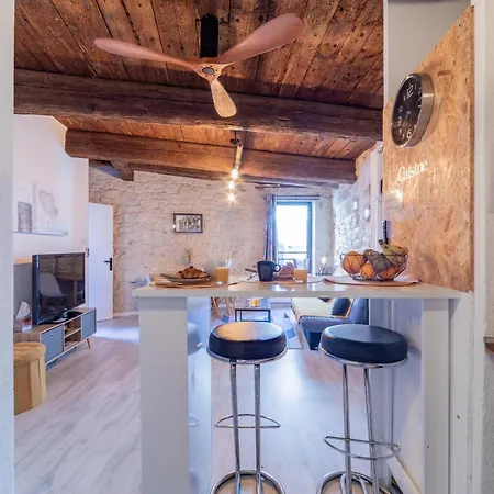 Immeuble 3 Centre Historique St Gilles Maisoncarreeconciergerie *