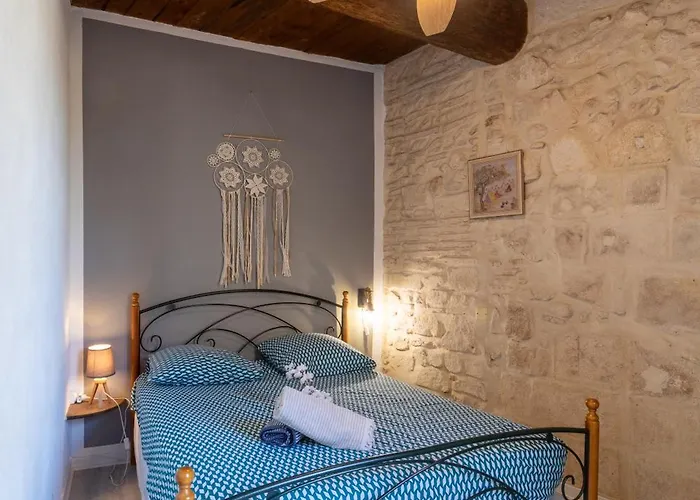 Immeuble 3 Centre Historique St Gilles Maisoncarreeconciergerie * Saint-Gilles (Gard)