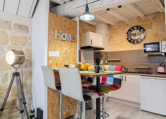 Immeuble 3 Centre Historique St Gilles Maisoncarreeconciergerie * Saint-Gilles (Gard)